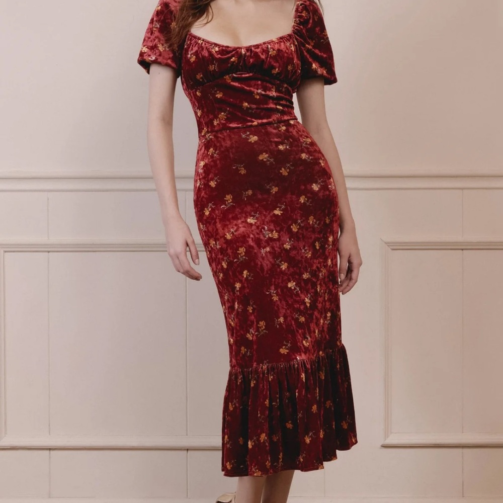 BRIELLE SQUARED NECKLINE VELVET MIDI DRESS IN RED